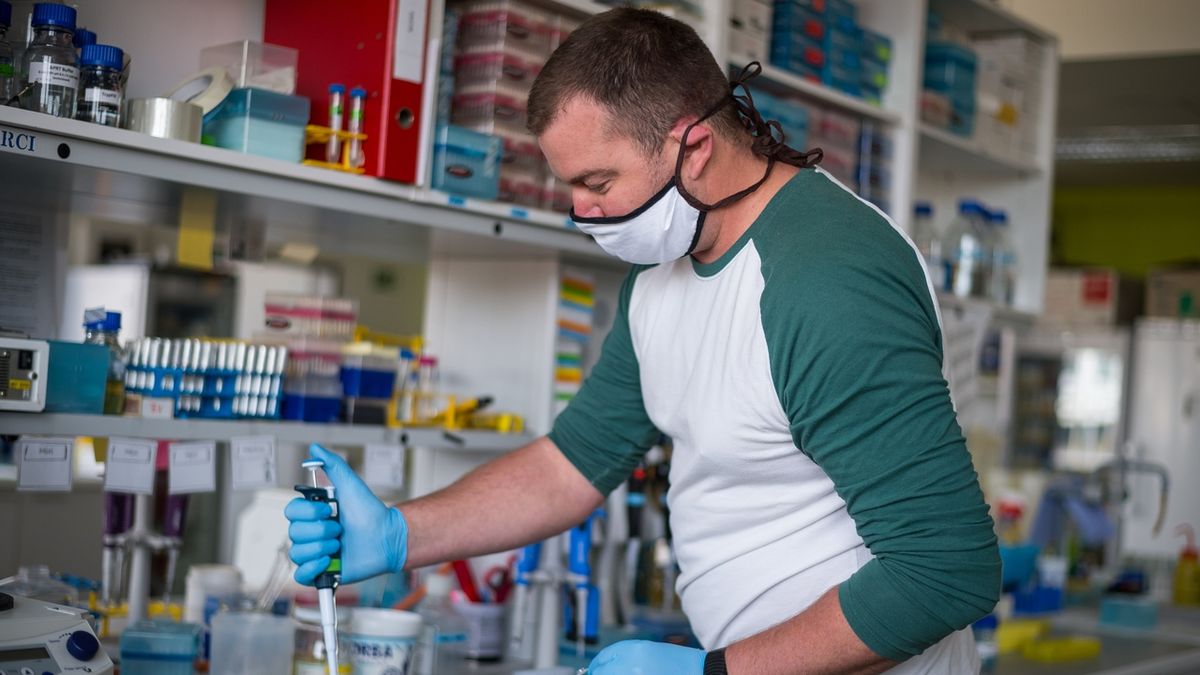 Vědec chytil koronavirus ve Španělsku, teď ho testuje v Českých Budějovicích